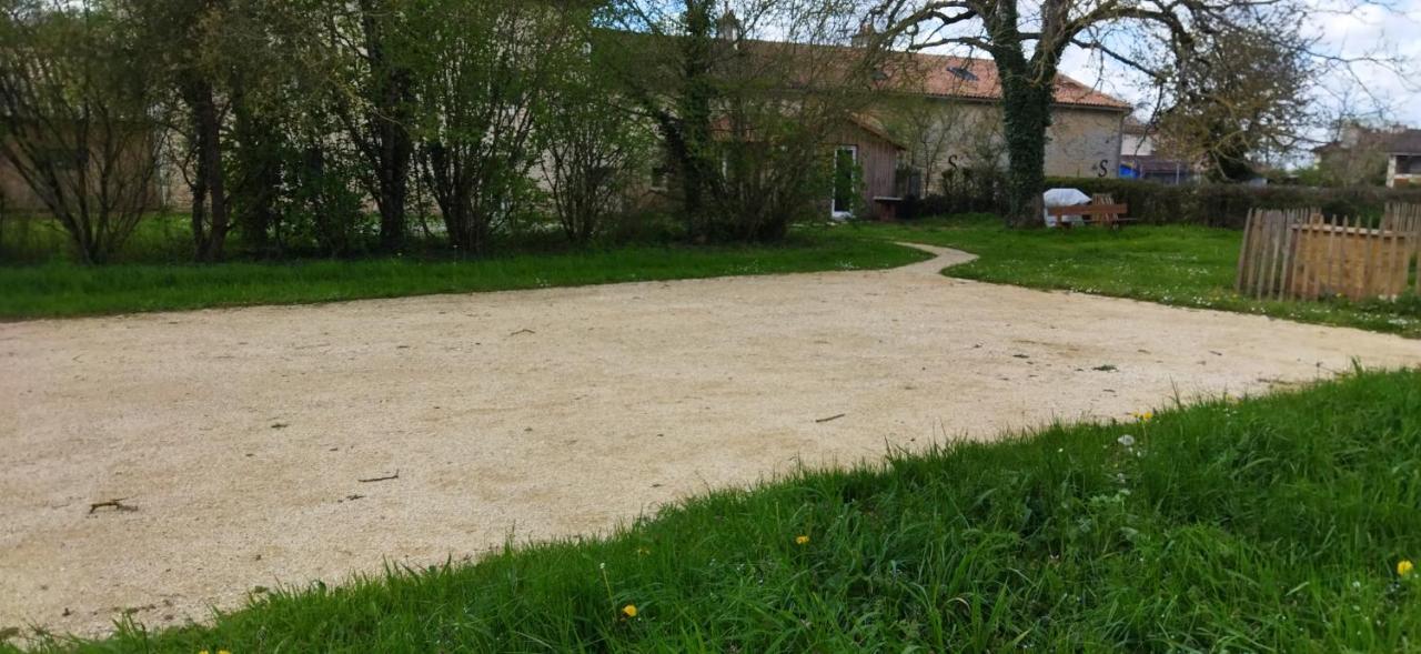 La Maison Des Escargots Blanzay Exterior foto